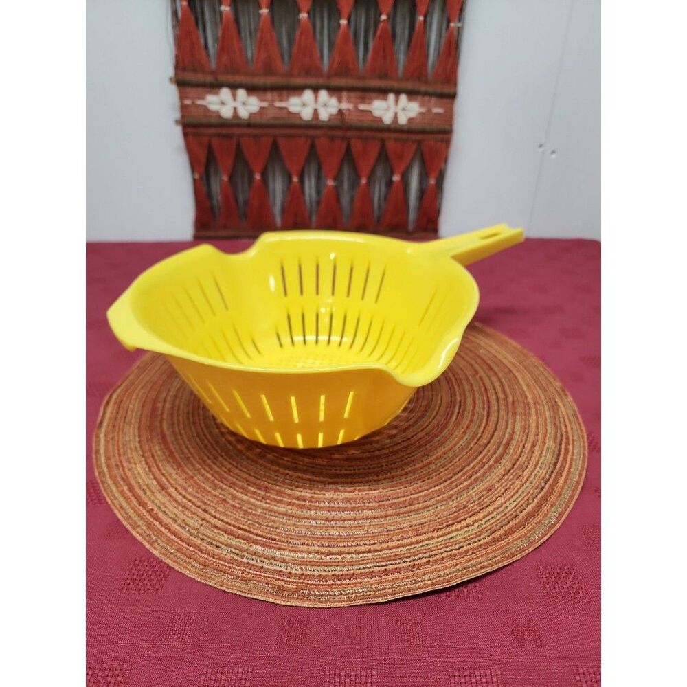 Vintage Rubbermaid Sunny Yellow 2 Quart Double Spout Strainer #2934 1970s EUC